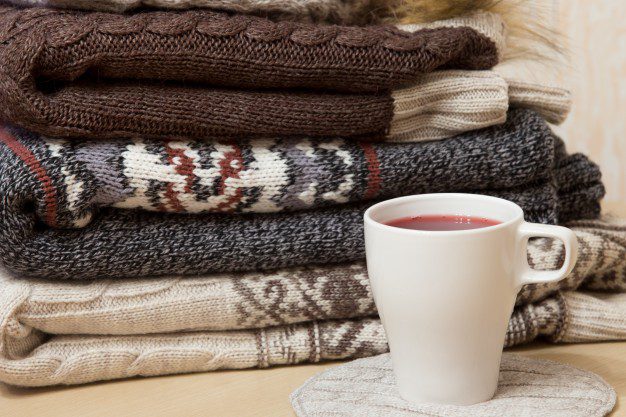 pile-winter-clothes-cap-mulled-wine_1163-3056